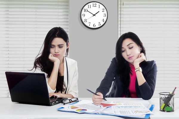 Dos asiático mujer cansado en oficina —  Fotos de Stock