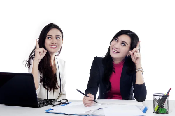Zwei asiatische Frau arbeiten zusammen — Stockfoto