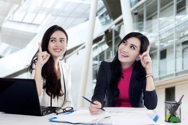 Duas empresárias trabalhando juntas — Fotografia de Stock