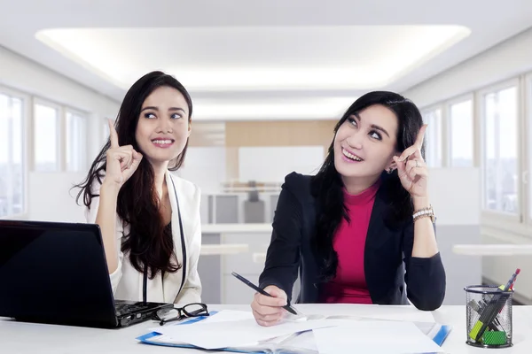 Duas empresárias alegres ter uma boa ideia — Fotografia de Stock