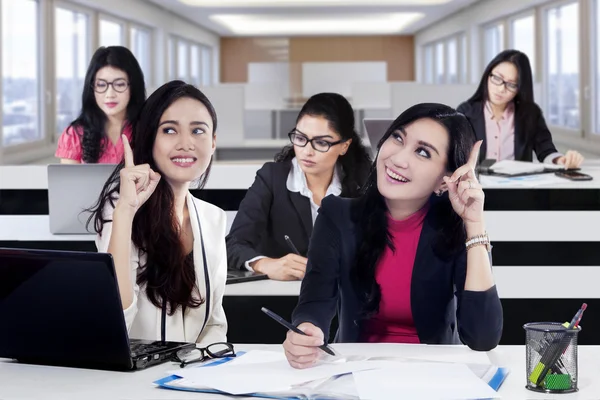 Dos mujeres se hacen una buena idea —  Fotos de Stock