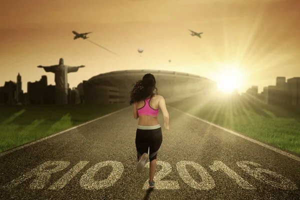 Mujer corriendo en el camino — Foto de Stock