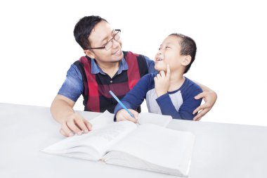 Çocuk eğitimine devam ederken, babasıyla konuşuyor