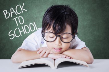 Çocuk kitabı ve okula geri word ile