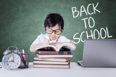 Sevimli öğrenci okula geri metinle