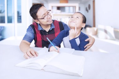 Bir çocuk evde öğretim dostça adam