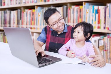 Kız ile Kitaplığı'nda eğitim öğretmeni