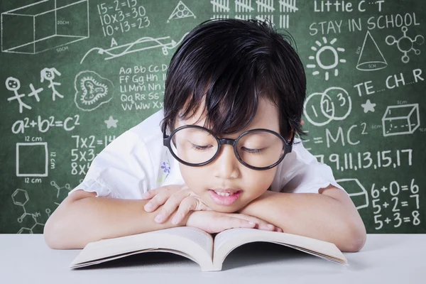 Adorable estudiante disfruta leyendo libro — Foto de Stock