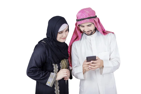 Arabian entrepreneurs read message on cellphone — Stock Photo, Image