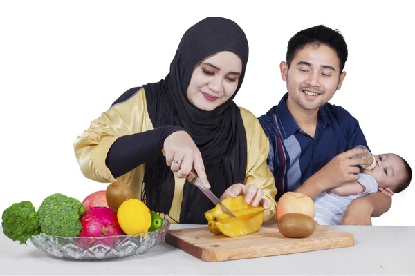 Arabian family makes healthy superfood — Stock Photo, Image