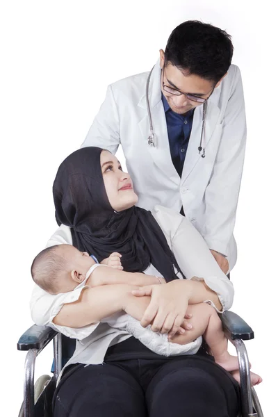 Mãe árabe e bebê conversando com o médico — Fotografia de Stock