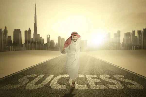 Árabe pessoa correndo com palavra de sucesso — Fotografia de Stock