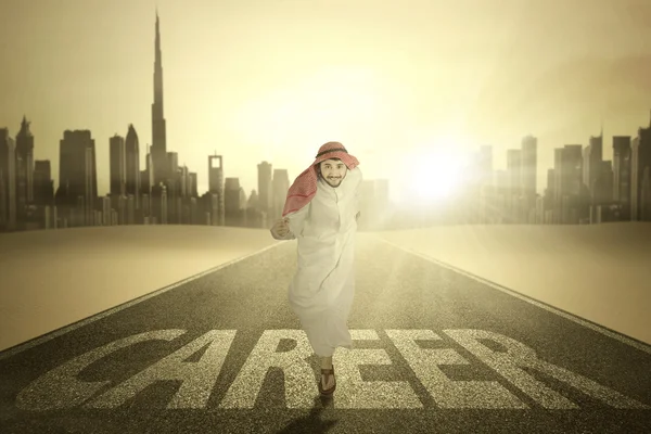 Arabischer Arbeiter läuft mit Karrierewort — Stockfoto