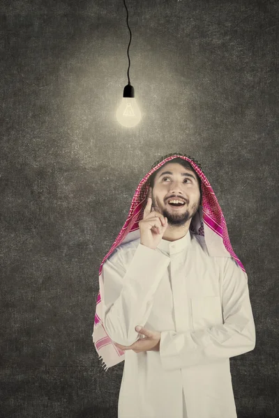Arabiska arbetare tänka tanken under lampan — Stockfoto