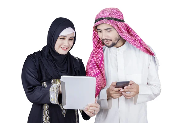 Travailleurs arabes discutant avec tablette — Photo