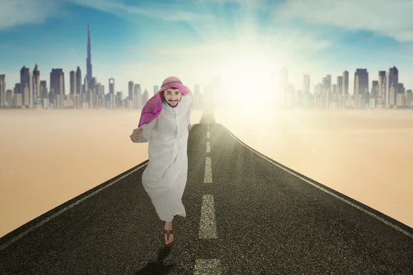 Arabische man loopt op de snelweg — Stockfoto
