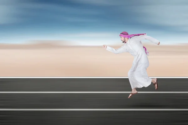 Арабский молодой бизнесмен бегает по улицам — стоковое фото