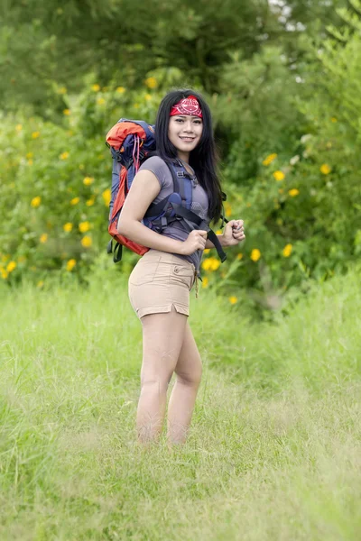 Beautiful woman smiling in the forest — Stock Photo, Image