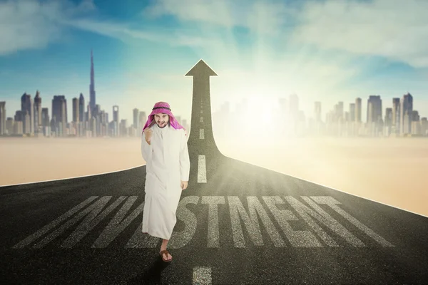 Cheerful Arabian worker with Investment word — Stock Photo, Image