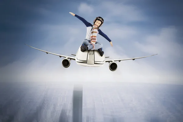 Alegre niño volando con avión pequeño — Foto de Stock