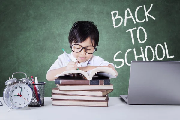 Estudante bonito com texto de Back to School — Fotografia de Stock