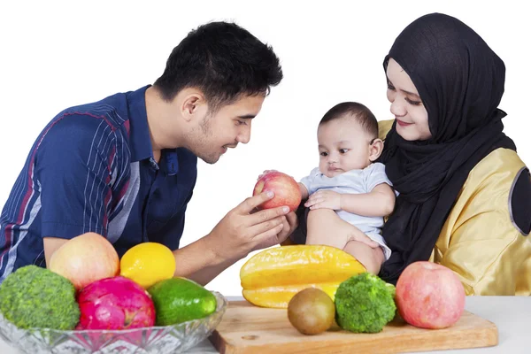 Father giving an apple to baby — Stock Photo, Image