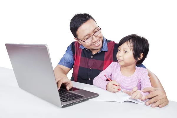 Apja segít megtanulni lánya — Stock Fotó