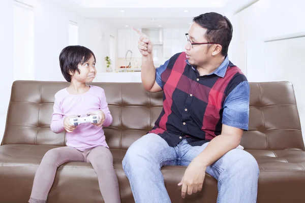 Pai repreendendo sua filha em casa — Fotografia de Stock