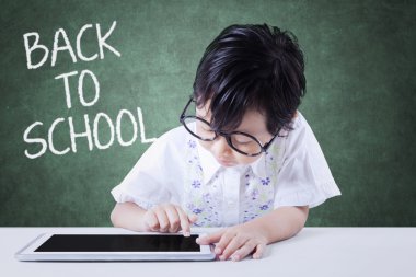 Kız okula geri word ile tablet kullanır