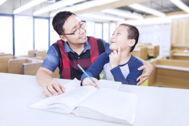 Öğretmen öğrencisini sınıfta ile etkileşim