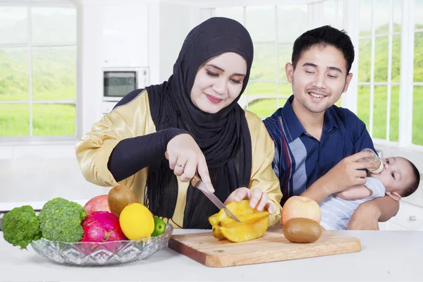 Voorbereiding van superfood en gelukkige familie — Stockfoto