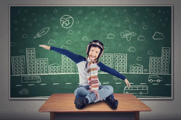 Niño volando en clase — Foto de Stock