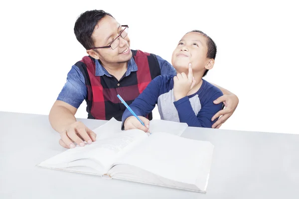 그의 아버지와 함께 공부 하는 어린 소년 — 스톡 사진