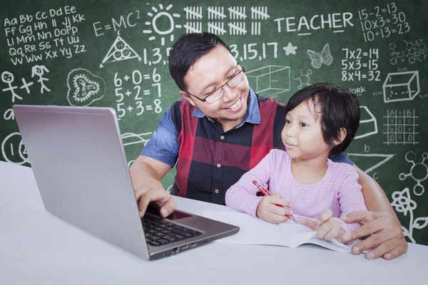 Muž učitel pomáhá jeho student naučit — Stock fotografie