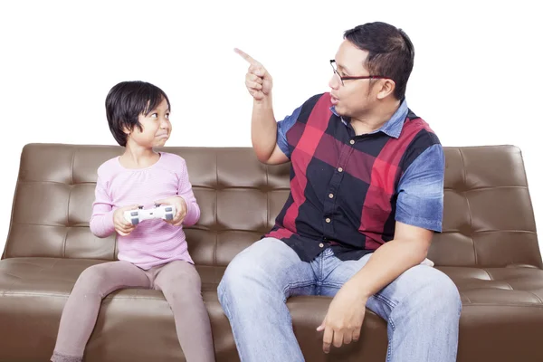Homem parando sua filha jogando jogo — Fotografia de Stock