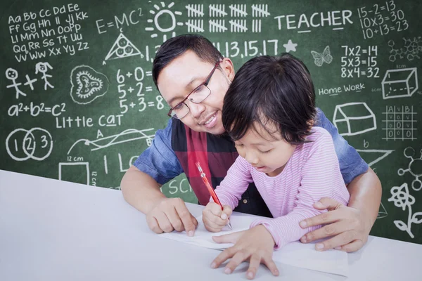 Adam üzerine kitap yazmak için bir kız öğretir