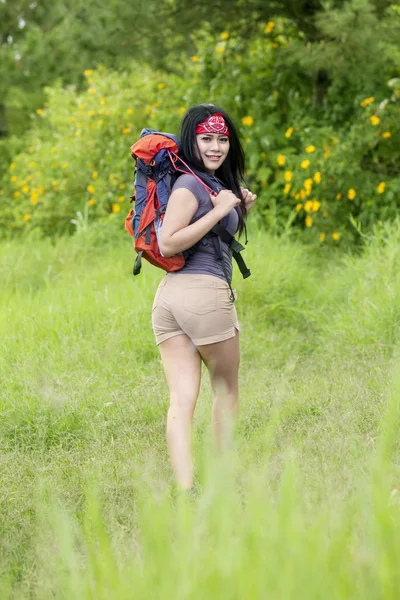 Bella escursionista femminile sorridente nella foresta — Foto Stock