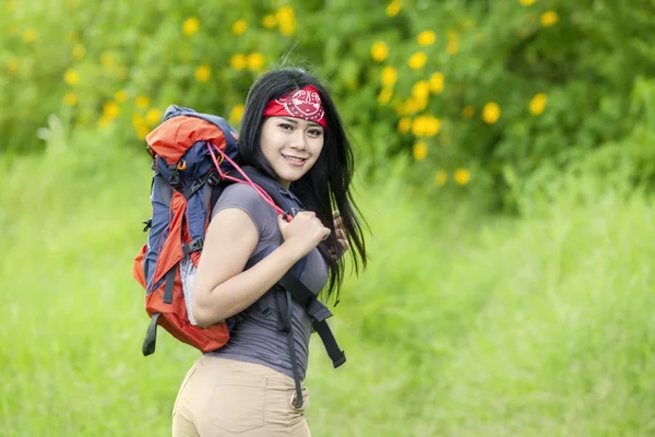 Hübsche Frau beim Bergwandern — Stockfoto