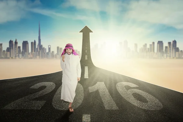 Exitoso hombre árabe con números 2016 — Foto de Stock