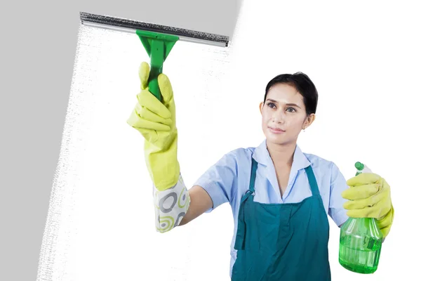 Nő takarítás az ablak — Stock Fotó