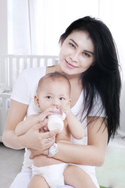 Şirin Bebek yatak odasında içme sütü