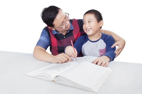 Pai guia seu filho para estudar — Fotografia de Stock