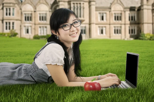 Китайский студент учится в парке — стоковое фото