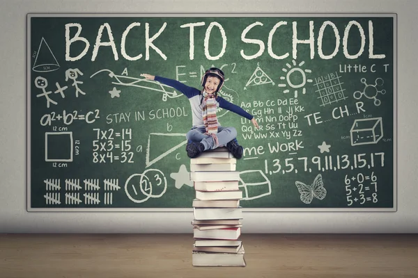 Niño con casco Volver a la escuela —  Fotos de Stock