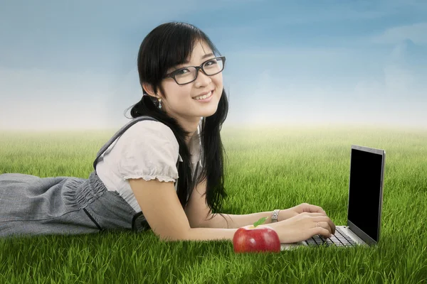 Menina chinesa usando um laptop — Fotografia de Stock