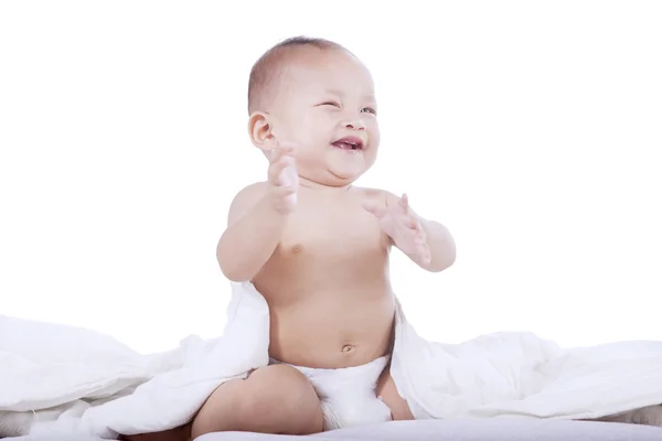 Vrolijke vrouwelijke baby spelen in studio — Stockfoto