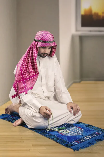 Арабский человек, делающий зикр — стоковое фото