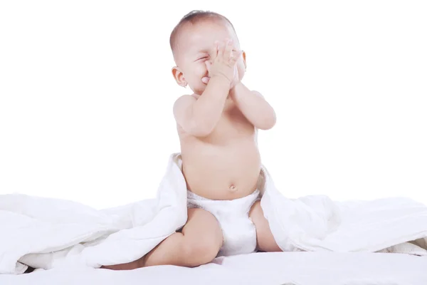 Bebê bonito brincando no cobertor — Fotografia de Stock