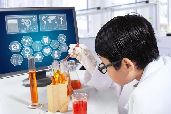 Esperimenti per bambini in laboratorio — Foto Stock