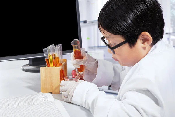 Boy is making science experiments — Stock Photo, Image